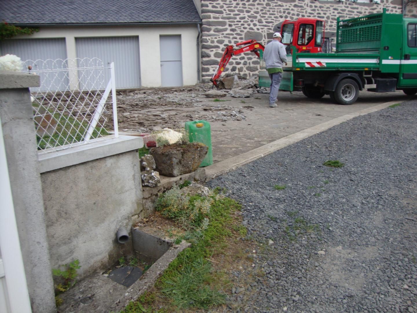 préparation du fond de forme, chantier particulier, par l'entreprise spécialisé en dallage et pavage : Loreto Pavage à Saint-Flour dans le Cantal