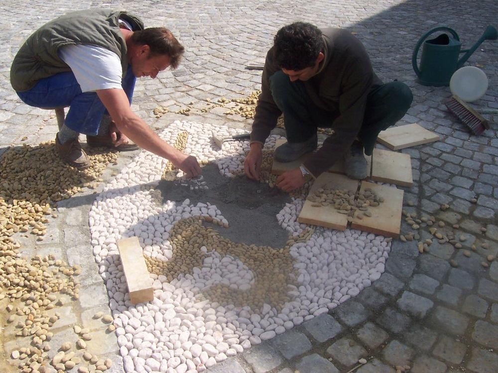 Conception des dessins du blason en galets par l'entreprise Loreto Pavage de Saint-Flour