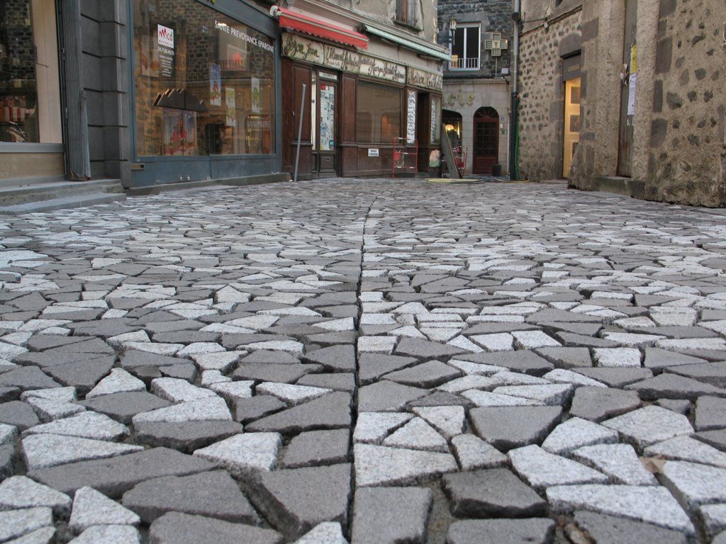 Pose de pavés dans une ruelle par l'entreprise de pavage Loreto basée à Saint-Flour dans le Cantal