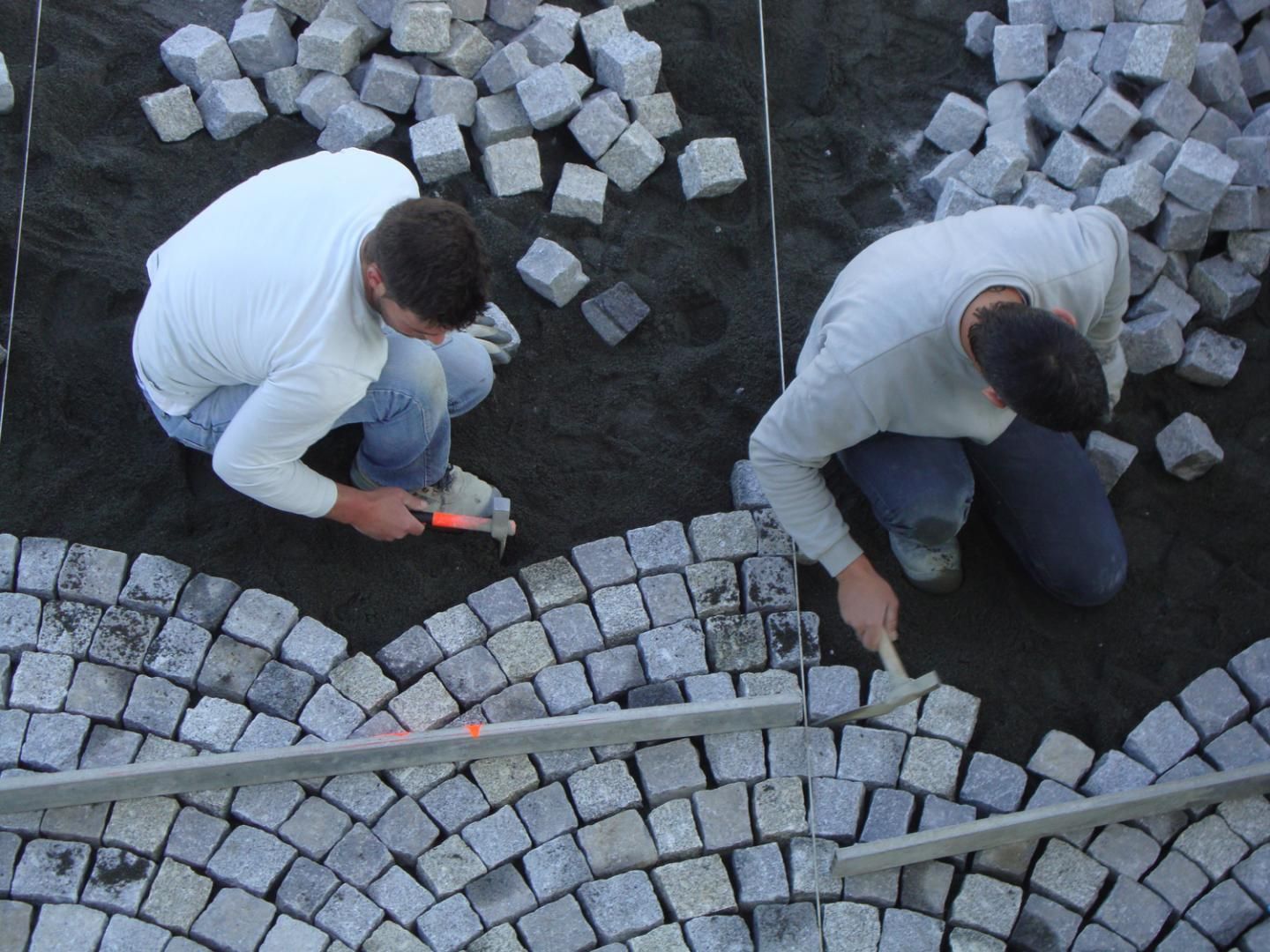 Pose des pavés en arc de cercle par l'entreprise Loreto Pavage 